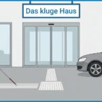 Eingang Tagungshaus, mit blindem Mann von links auf Leitstreifen und rechts Rolltuhlfahrerin vor ihrem Auto, Zeichnung KI-generiert