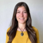 Porträtfoto Anna-Lena Bach, mit langen schwarzen Haaren und gelben T-Shirt lächelt Sie in die Kammera